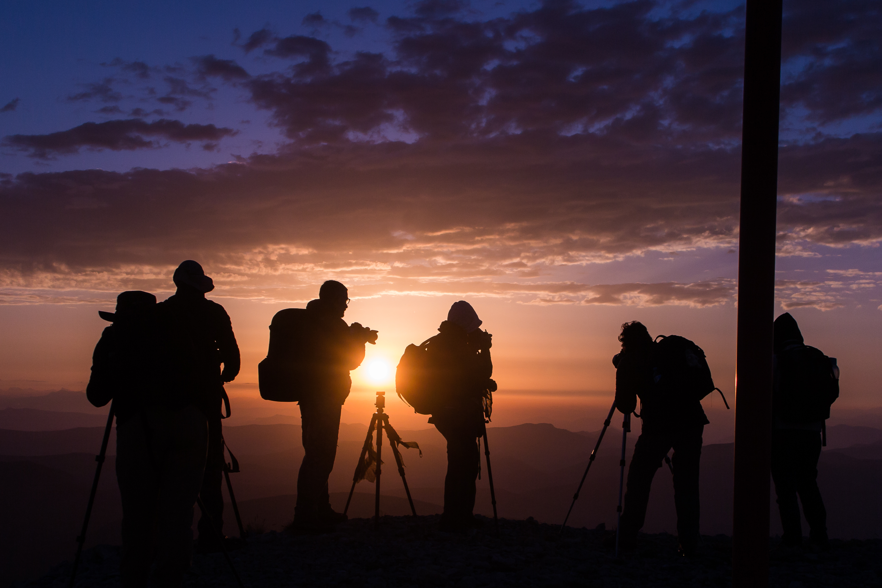 Groupe de photographes en stage avec Nicolas Ughetto au coucher du soleil dans le Mont Ventoux