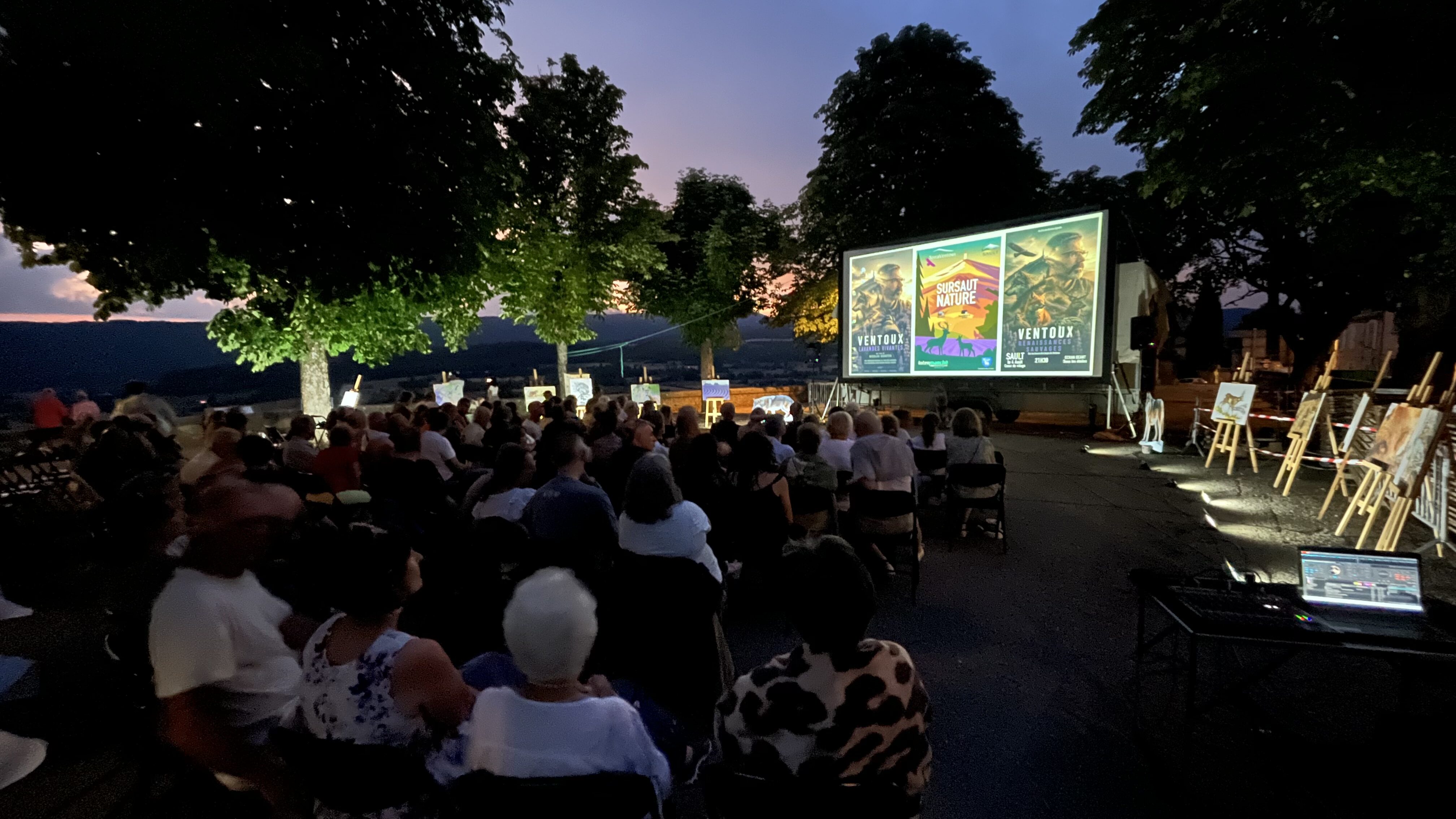 Projection publique d'un film animalier devant un public nombreux