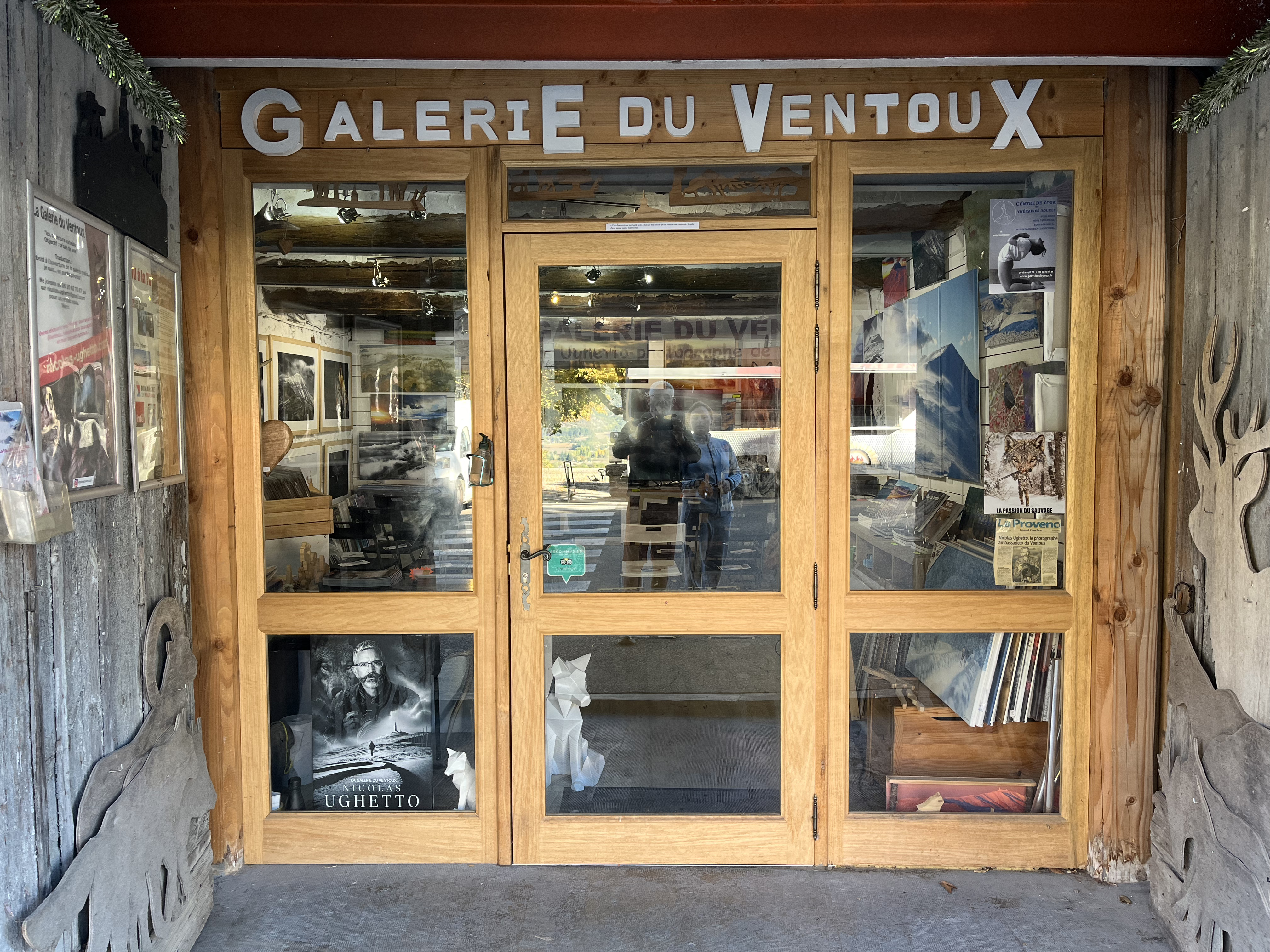 Vitrine de la Galerie du Ventoux à Sault, galerie de photographie animalière de Nicolas Ughetto